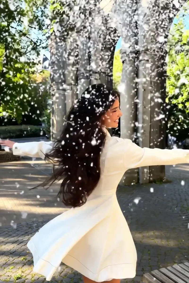 It's snowing